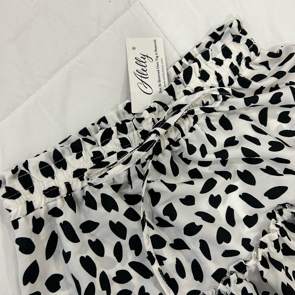 🔥PRICE🔥 ALELLY • White and Black 2 Tier Mini Skirt • M - Picture 8 of 8